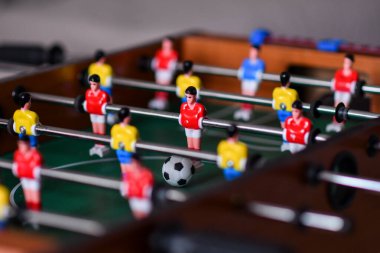 Eğlence amaçlı oyundaki renkli oyuncu figürleriyle Langırt Tahta Oyunu 'nun kapanışı. Seçici odak.