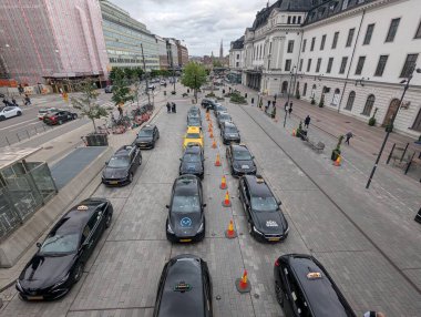 Stockholm, Stockholm yakınlarındaki Norrmalm Bölgesi, Stockholm, İsveç 'te Taksi Araçları Sıralandı