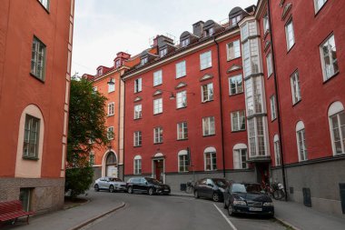 Sıcak cepheli ve barışçıl atmosferi olan renkli Avrupa yerleşim yeri caddesi