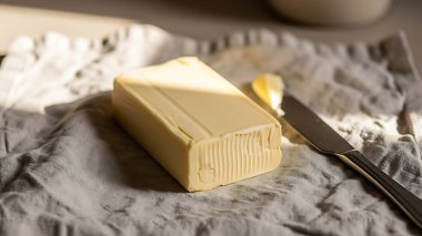 Mavi kasede renkli peynir küpleri