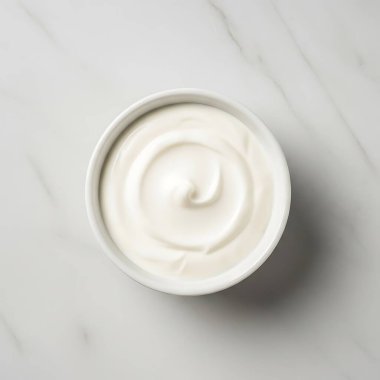 Renkli meyve şekerlemeleri. Beyaz bir arka planda düzgünce sıralanmış canlı renkler ve çilek, kivi ve mango gibi çeşitli meyve aromalı lezzetli meyveli dondurmalar..