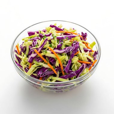 Beyaz arka planda bir kase lezzetli lahana salatası