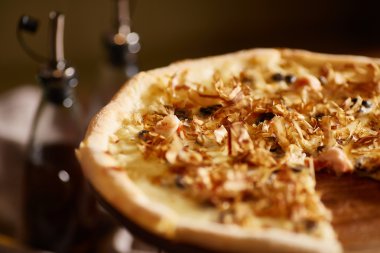 İtalyan pizza deniz ürünleri ile dilimlenmiş yemeye hazır