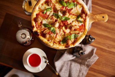 İtalyan pizza köfte ile dilimlenmiş yemeye hazır