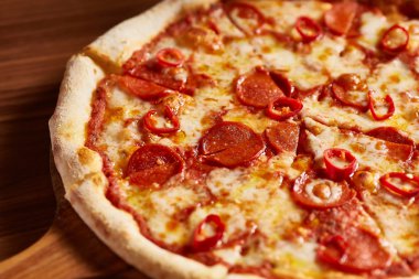 İtalyanca dilimlenmiş biberli Pizza yemeye hazır