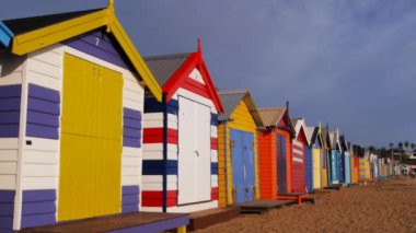 Melbourne, Avustralya - 27 Eylül 2013: renkli banyo kutuları brighton Plajı'nda bir kaydırma atış