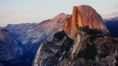 yosemite Milli Parkı içinde yarım kubbe
