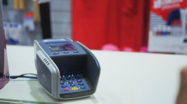 Kanwal, Avustralya - 5 Nisan 2015: bir kadın müşteri sayacı bir eczane eftpos makinede bir kart çarpıyor