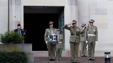 Canberra, Avustralya - 2 Ekim 2013: bir borazancı son mesaj Avustralya Savaş Anıtı, canberra çalış