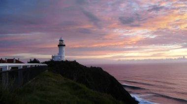 byron bay deniz feneri güneş doğarken