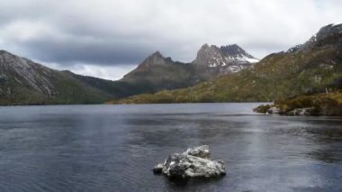 beşik dağın üstünden geçerken bulutlar