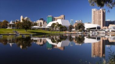 Adelaide, Avustralya - 14 Nisan 2014: Kuğu festival merkezi ve adelaide şehir çimenler üzerinde