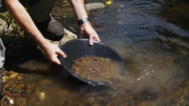 adam taş altın kaydırma sırasında kaldırma