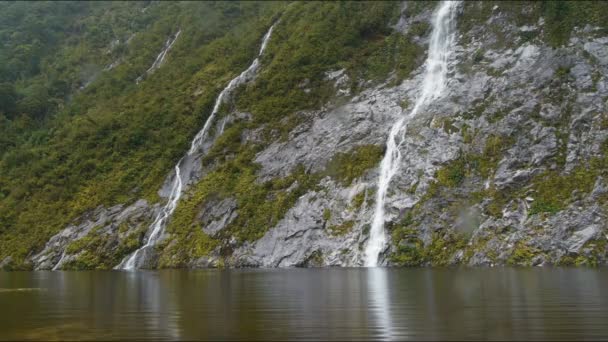 Wodospady na końcu Hidden Lake — Wideo stockowe