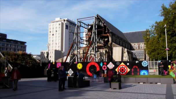観光客は 年間地震が都市を荒廃させた後クライストチャーチの大聖堂広場の教会の遺跡を訪問クライストチャーチ ニュージーランド — ストック動画
