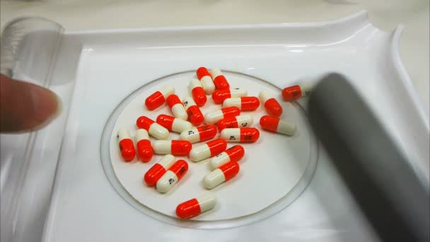 Contar pastillas en una farmacia — Vídeos de Stock