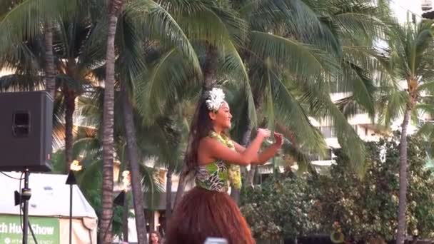 Ballerino hula si esibisce alla spiaggia di waikiki — Video Stock