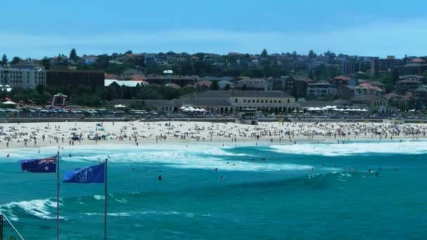 Gente en la playa de Bondi — Vídeo de stock