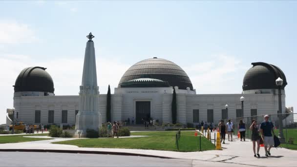 ロサンゼルス 2015 外装表示のハリウッドの丘 カリフォルニア州のグリフィス天文台 グリフィス天文台はロサンゼルスの施設 — ストック動画