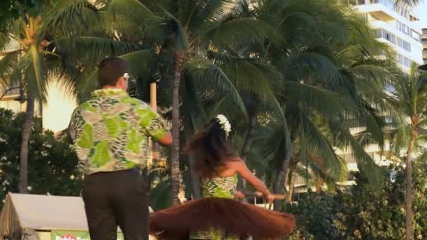 Χορευτές χούλα εκτελέσει στο waikiki beach — Αρχείο Βίντεο