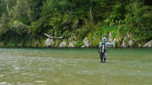 Anzuelos pescador trucha en el río — Vídeo de stock