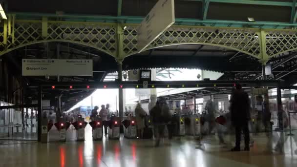 Сидней Австралия Декабря 2013 Снимок Пассажиров Проходящих Через Турникеты Вокзале — стоковое видео