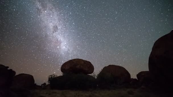 Devil's marbles and the milky way — Stock Video