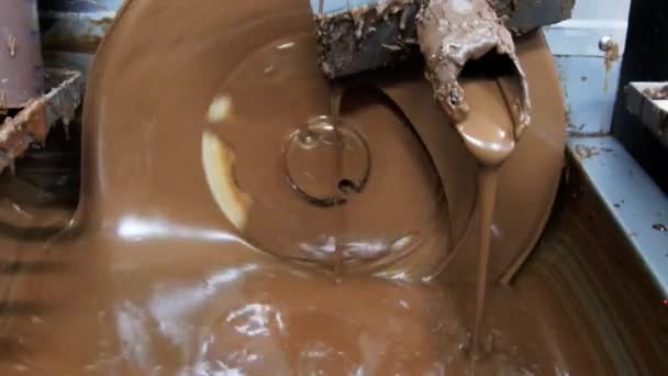 Máquina mantém líquido de chocolate — Vídeo de Stock