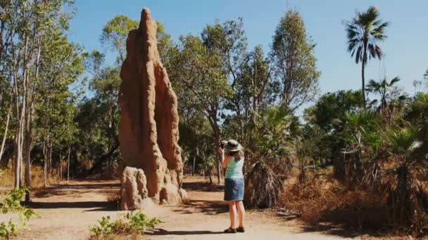 Turist fotograferar en domkyrka termit kulle — Stockvideo