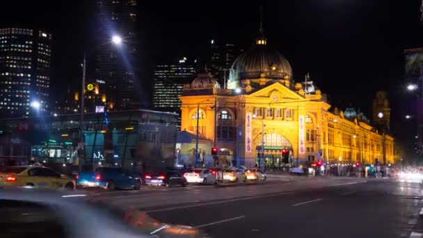 Melbourne Austrália Setembro 2013 Lapso Noturno Trânsito Estação Rua Flinders — Vídeo de Stock