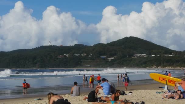 Vakantiegangers genieten van hoofdstrand — Stockvideo