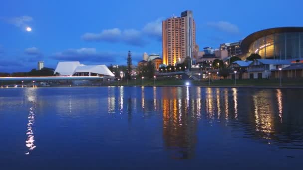 Adelaide Austrália Abril 2014 Uma Vista Noturna Rio Torrens Cidade — Vídeo de Stock