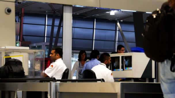 Sydney Australien Januar 2014 Sicherheitspersonal Kontrolliert Passagiere Auf Einem Flughafen — Stockvideo