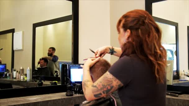 Queenstown Feb 2014 Parrucchieri Tagliano Acconciano Capelli Del Cliente Salone — Video Stock