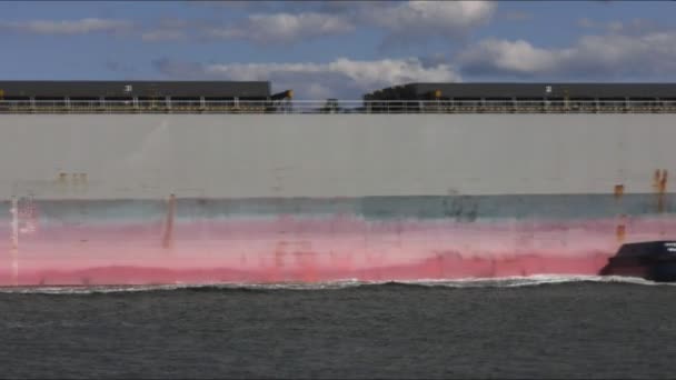 ニューカッスル オーストラリア 2011 タグボートと石炭貨物船のクローズ アップ ショット — ストック動画
