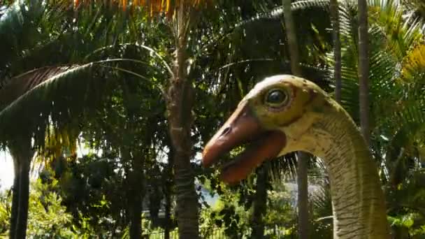 Animatronischer Dinosaurier öffnet sein Maul — Stockvideo