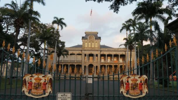 Het front poorten van iolani palace in honolulu — Stockvideo