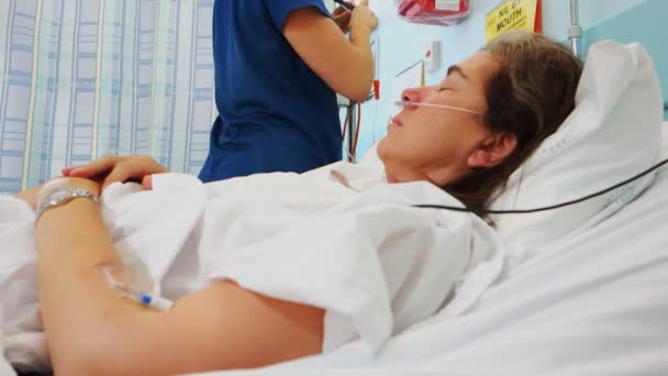 Kanwal Avustralya Şubat 2013 Bir Kadın Hastaya Hastanede Bir Hemşire — Stok video