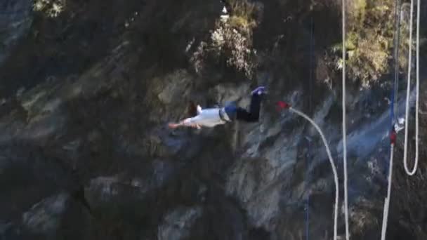 Chercheur de sensations fortes sautant du pont — Video