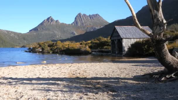 Bateau hangar et lac de colombe — Video