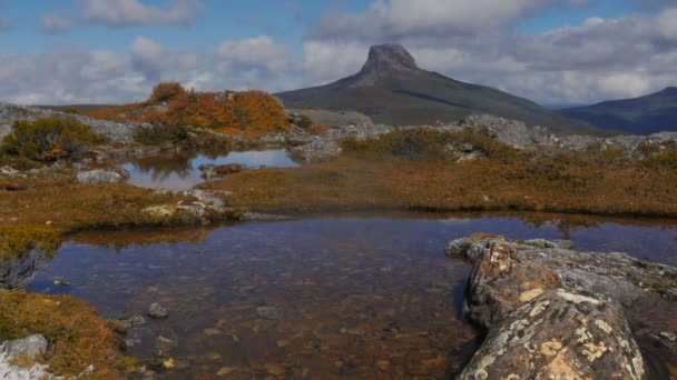 Korstmos bedekt rots in een hoge berg tarn — Stockvideo