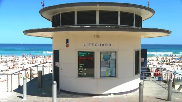 Bondi beach lifeguard tower — Stockvideo