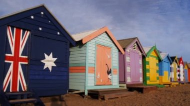 Melbourne, Avustralya - 27 Eylül 2013: brighton Beach, melbourne benzersiz şekilde dekore edilmiş kulübe bir kaydırma atış