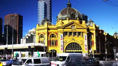 Melbourne, Avustralya - 27 Eylül 2013: bir sabah zaman atlamalı trafik flinders sokak İstasyonu Melbourne, Avustralya