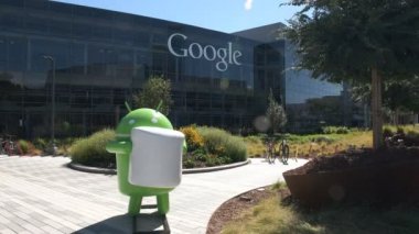 Mountain View, Ca/Amerika Birleşik Devletleri - 28 Ağustos 2015: google Genel Müdürlük Binası android bir rakam bardak kadar kapatın. Google Internet ile ilgili hizmetler ve ürünler konusunda uzmanlaşmış bir çokuluslu kuruluştur.