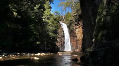 Hartnett cradle mountain göle düşüyor