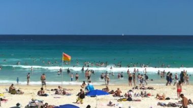 binlerce ziyaretçinin bondi Beach