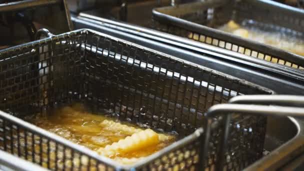 Batatas fritas cozinhando em óleo — Vídeo de Stock