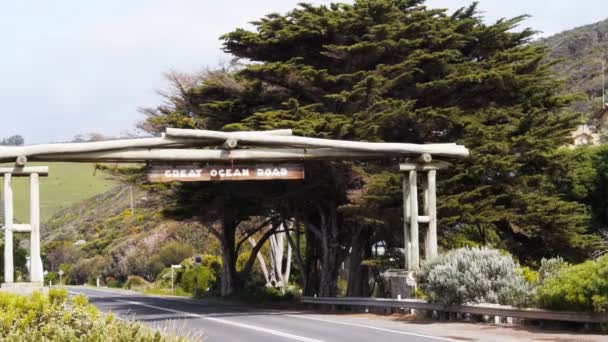 澳大利亚洛恩 2013年9月29日 在澳大利亚维多利亚的大海洋道路上 一辆汽车在纪念拱门下行驶 — 图库视频影像