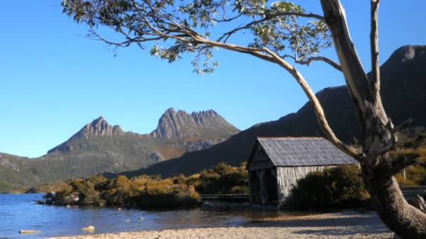 Boot werpen met cradle mountain — Stockvideo